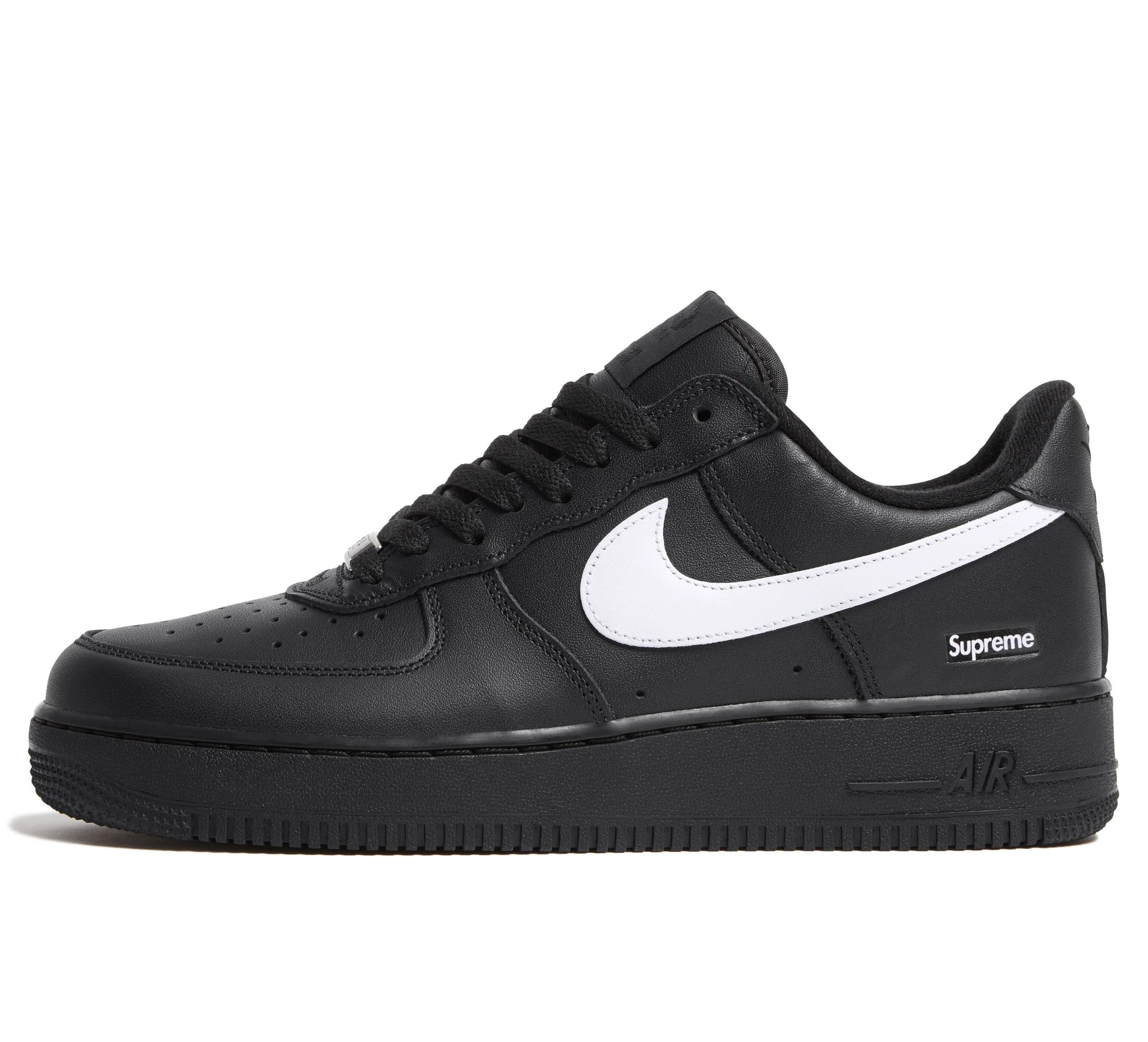 Nike Air Force 1 Low × Supreme – oldalnézet, fekete bőr és fehér Swoosh