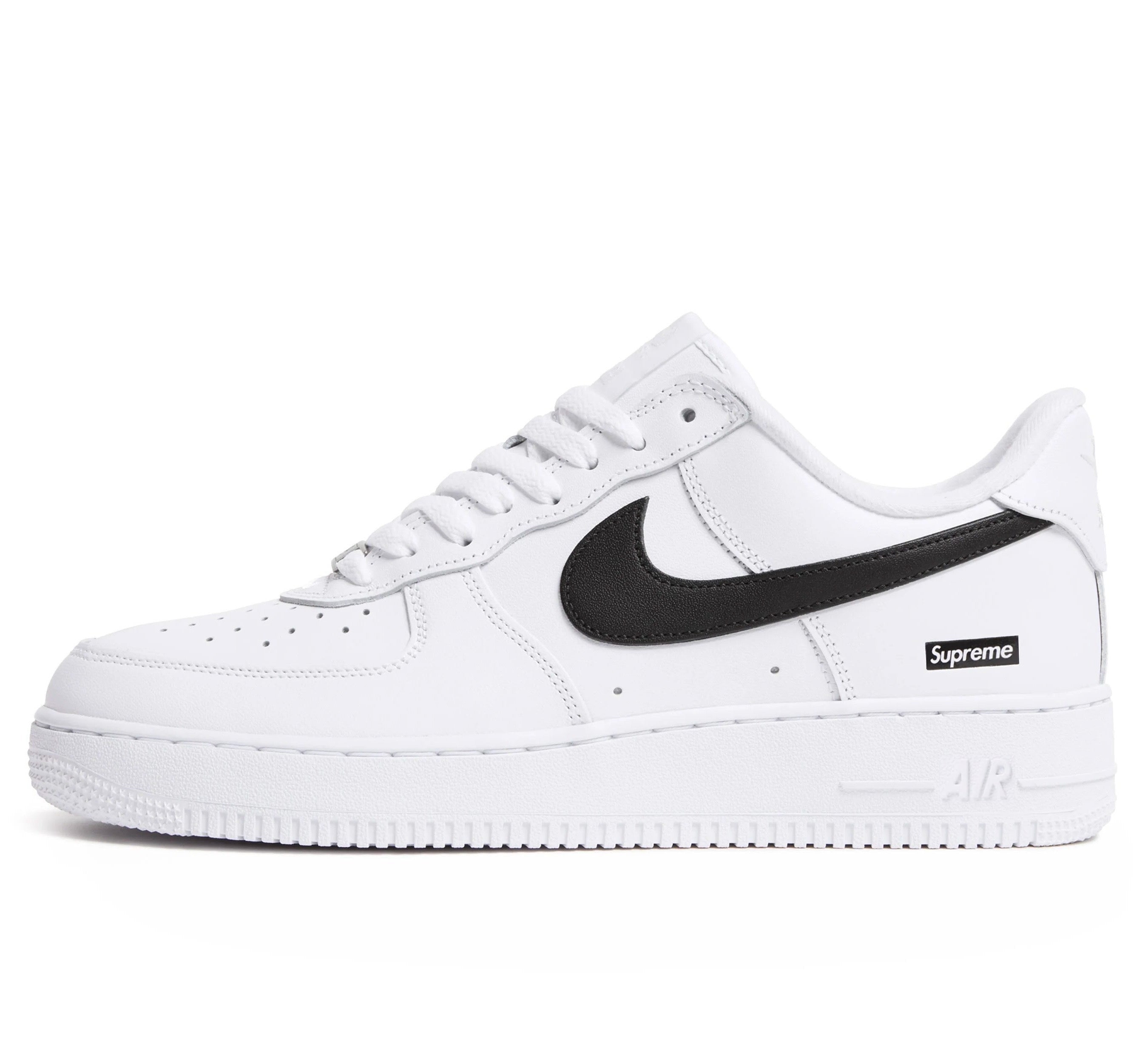 Nike Air Force 1 Low × Supreme – oldalnézet, fehér/fekete
