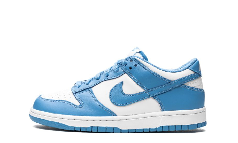 Nike Dunk Low “UNC” – oldalnézet, fehér alap és kék Swoosh logó