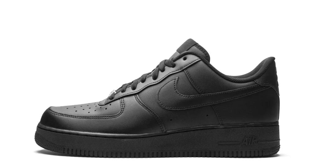 Nike Air Force 1 ’07 Low Black – oldalnézet, teljesen fekete bőr felsőrész