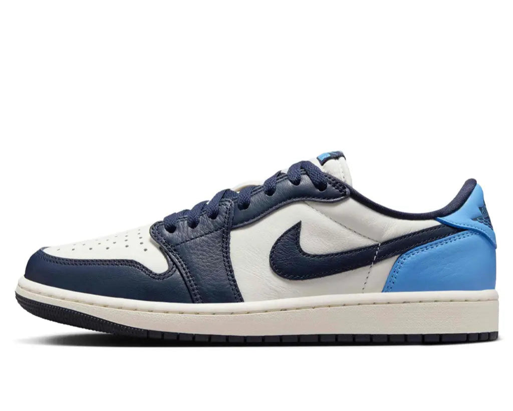 Air Jordan 1 Low OG Obsidian UNC – oldalnézet, Sail alapszín és Obsidian Swoosh.