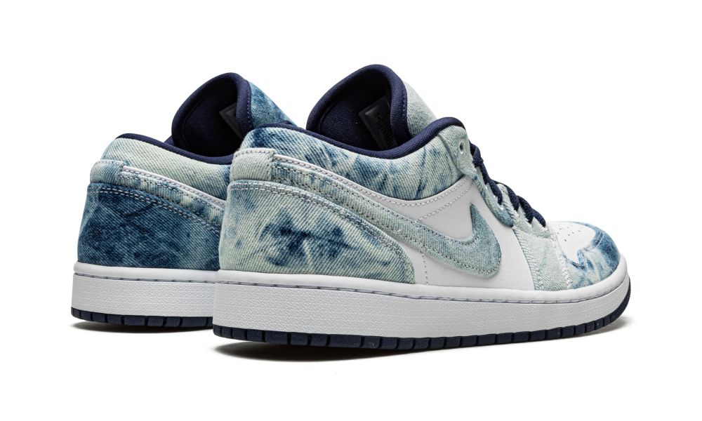 Air Jordan 1 Low “Washed Denim” – hátulnézet, Wings logó és sötétkék sarokrész