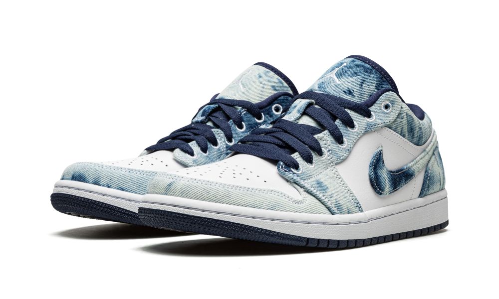 Air Jordan 1 Low “Washed Denim” – elölnézet, fehér orrpanel és denim textúra