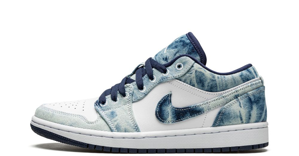 Air Jordan 1 Low “Washed Denim” – oldalnézet, fehér bőr és koptatott farmer részletek