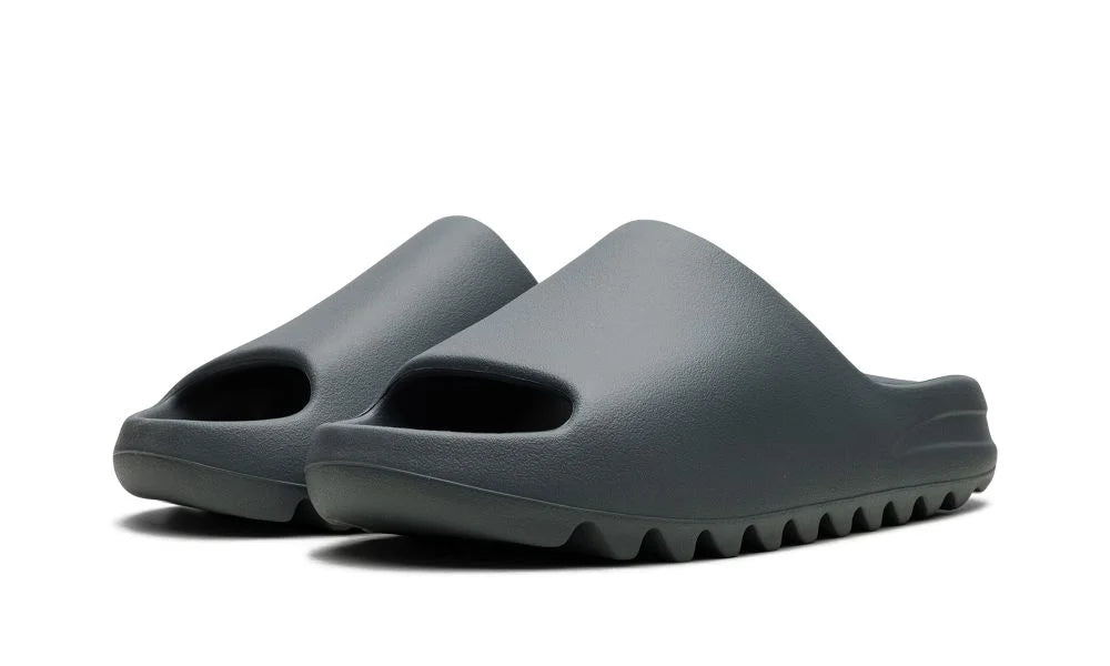 adidas Yeezy Slide “Slate Marine” – elölnézet, slip-on kialakítás és egységes színvilág