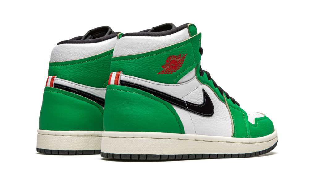 Air Jordan 1 Retro High OG “Lucky Green” – hátulnézet, sarokrész piros logóval