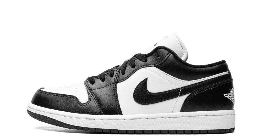 Air Jordan 1 Low Panda – oldalnézet, fehér bőralap és fekete overlay