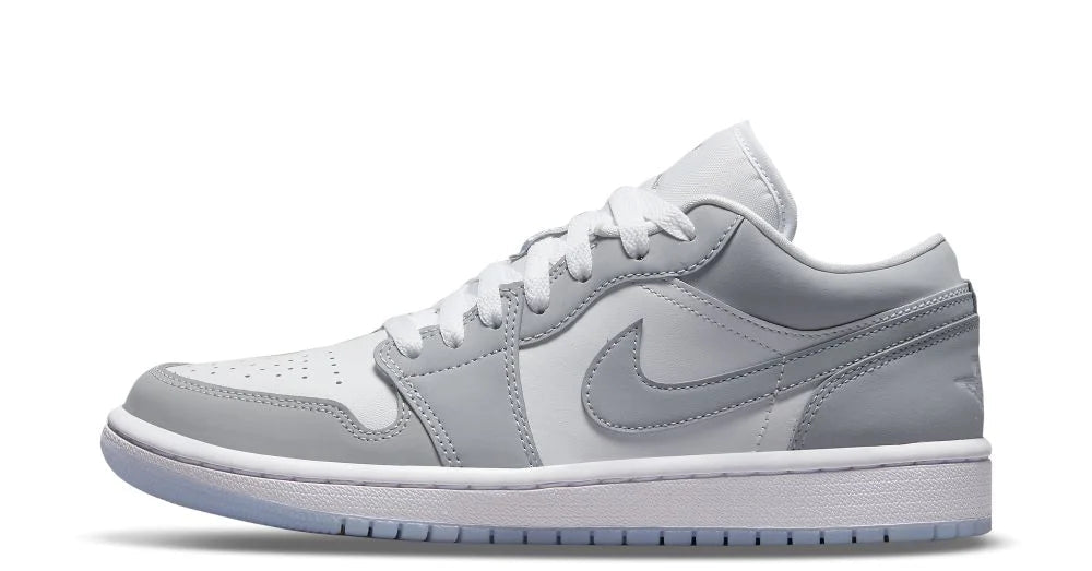 Air Jordan 1 Low Wolf Grey – oldalnézet, fehér bőr felsőrész és szürke overlay