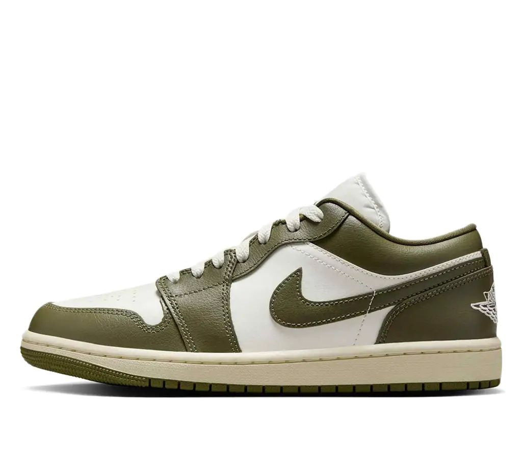 Air Jordan 1 Low Medium Olive – oldalnézet, fehér alap és olívazöld overlayek.
