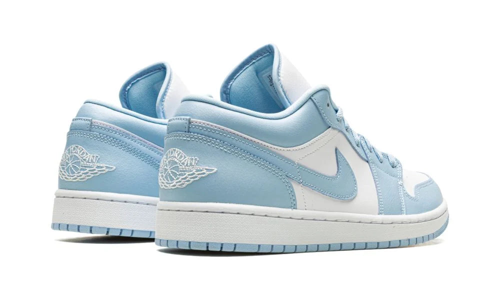 Air Jordan 1 Low “Ice Blue” – hátulnézet, sarokrész jeges kék panellel
