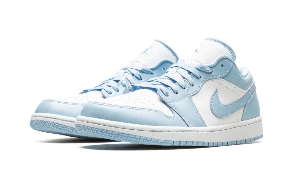 Air Jordan 1 Low “Ice Blue” – elölnézet, perforált toebox és jeges kék részlet