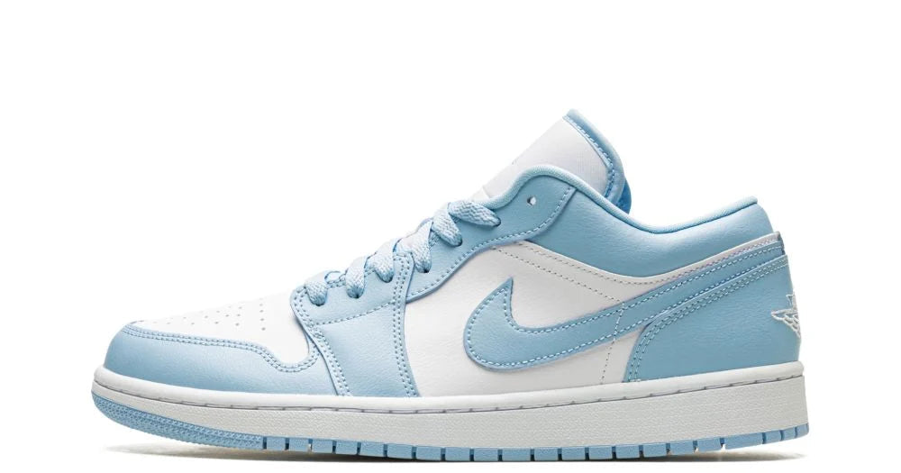Air Jordan 1 Low “Ice Blue” – oldalnézet, fehér bőr alap és jeges kék overlay