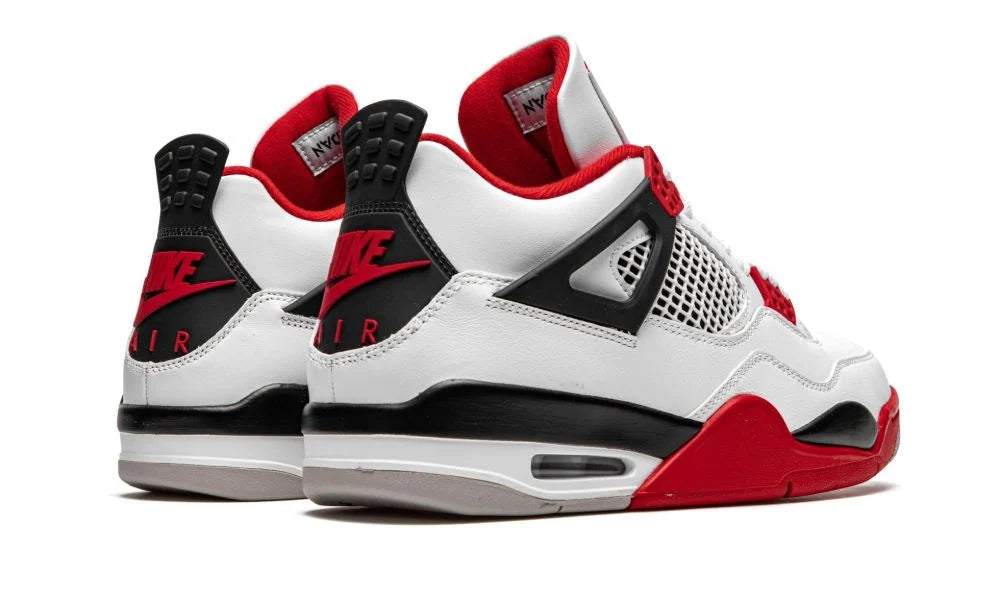Jordan 4 Retro OG Fire Red – hátulnézet, sarokrész és „Nike Air” logó