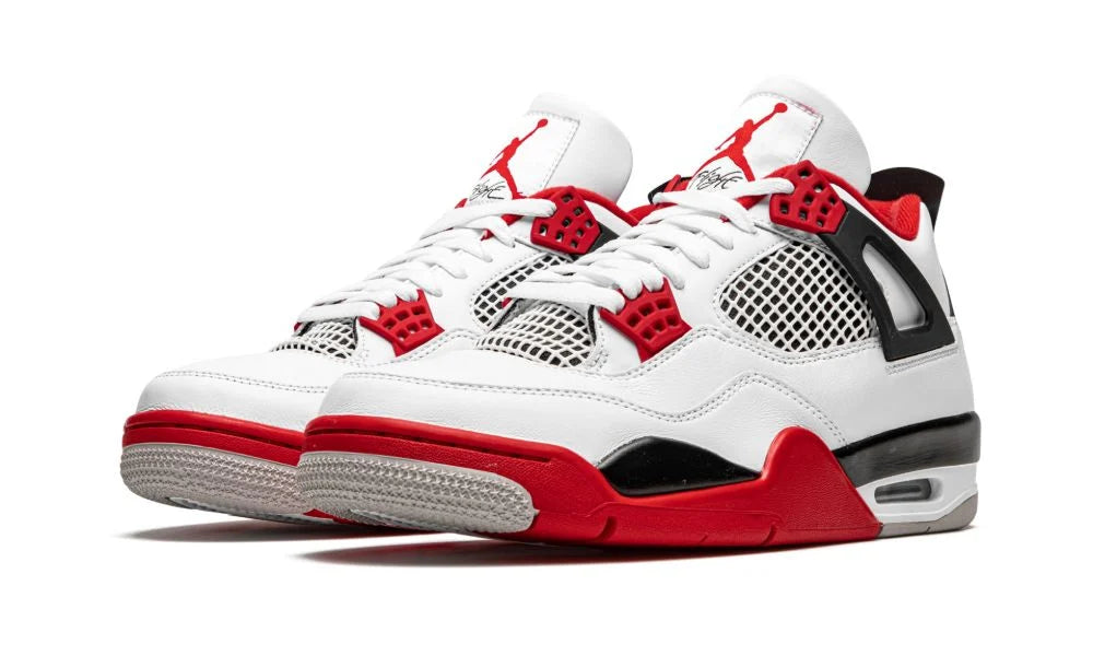 Jordan 4 Retro OG Fire Red – elölnézet, perforált orr rész és fűzőrész