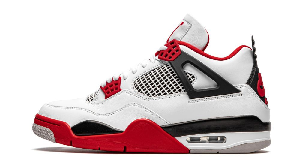 Jordan 4 Retro OG Fire Red – oldalnézet, fehér bőr felsőrész és piros részletek