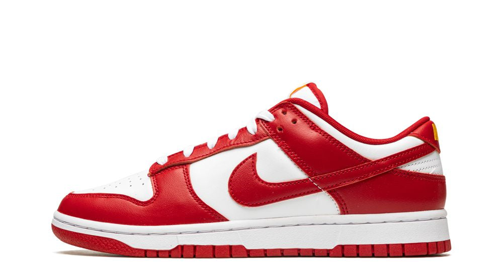 Nike Dunk Low “USC” – oldalnézet, fehér bőr alap és piros overlay