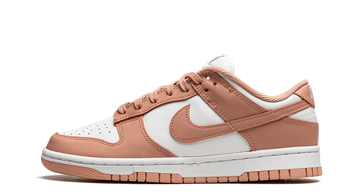Nike Dunk Low PRM “Rose Whisper” – oldalnézet, fehér bőr felsőrész és halvány rózsaszín ráhúzások