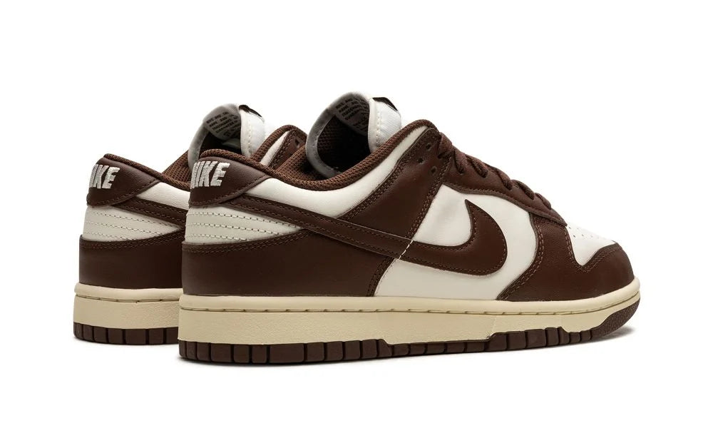 Nike Dunk Low Cacao Wow – hátulnézet, sötétbarna sarokrész Nike logóval