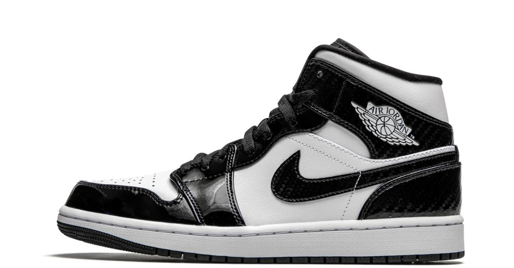 Air Jordan 1 Mid “Carbon Fiber” – oldalnézet, fehér bőr alapszín és fekete lakkbőr overlay-ek