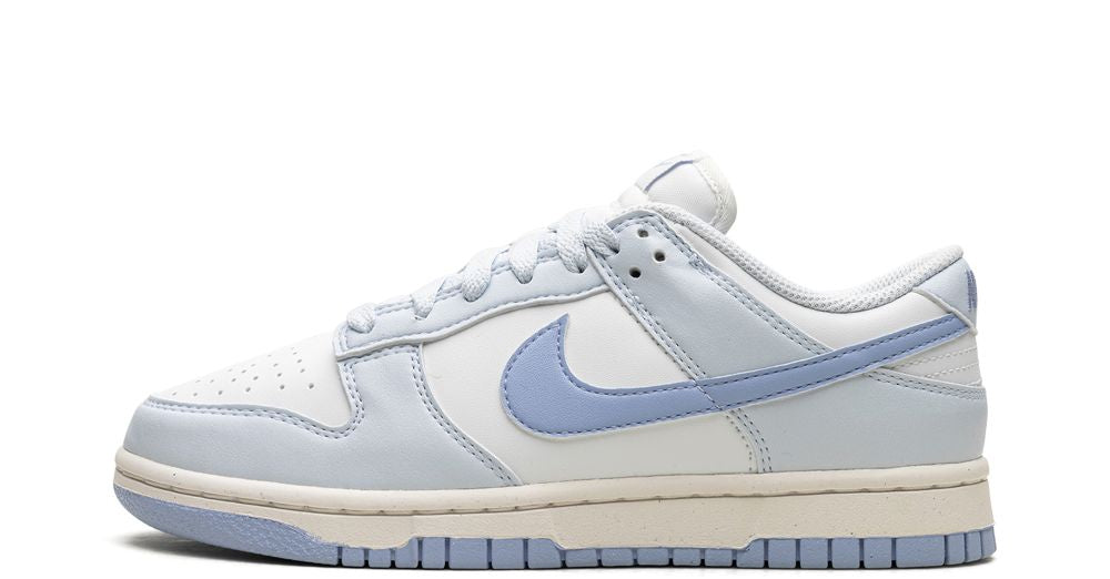 Nike Dunk Low Next Nature “Blue Tint” – oldalnézet, fehér alap és világoskék ráhúzások