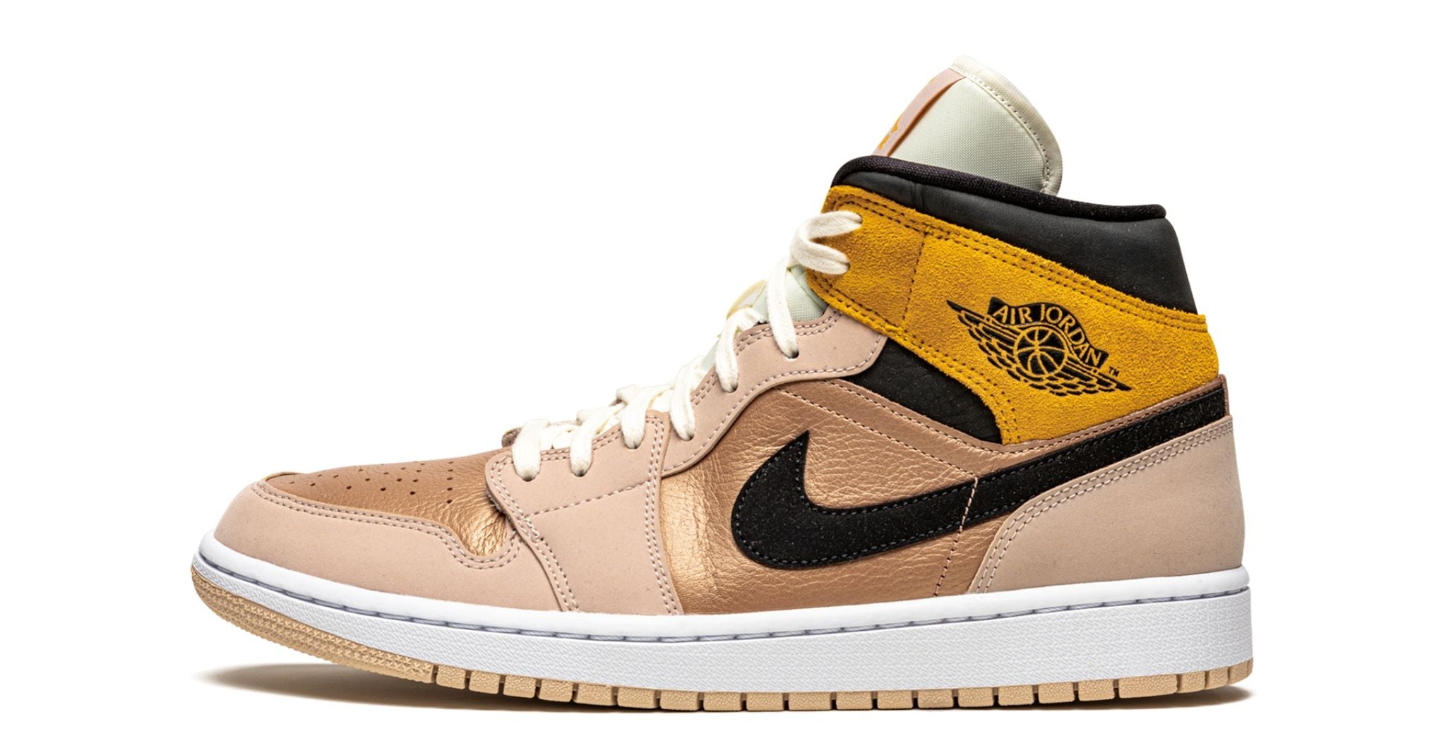 Air Jordan 1 Mid SE Particle Beige – oldalnézet, bézs felsőrész és fekete Swoosh.