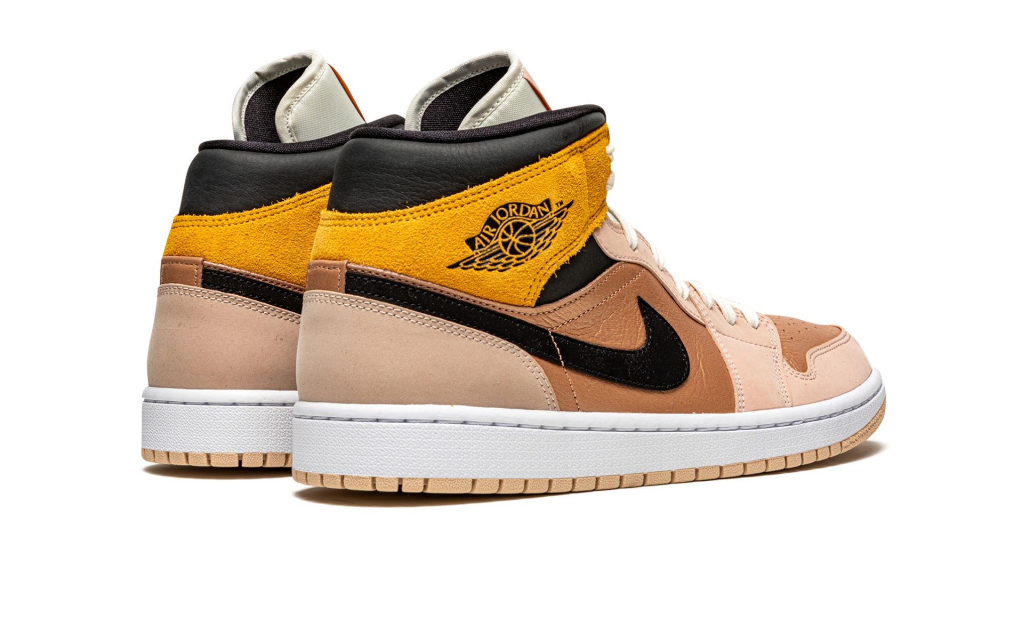 Jordan 1 Mid Particle Beige – hátulnézet, sarok és szárny logó