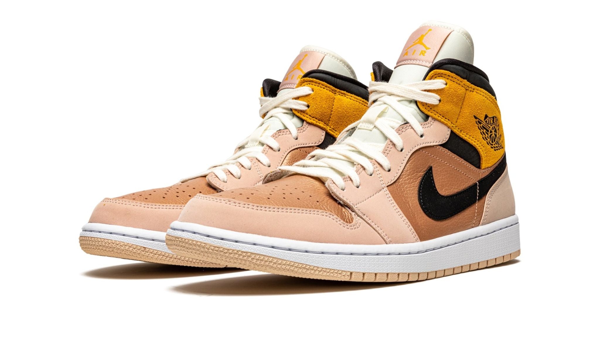 Jordan 1 Mid Particle Beige – elölnézet, perforált orr rész
