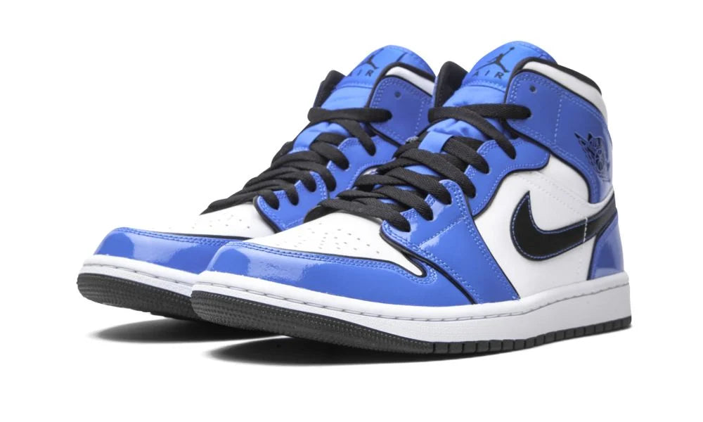 Air Jordan 1 Mid “Signal Blue” – elölnézet, perforált toebox és kék-fekete részlet