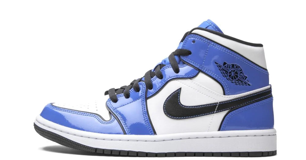 Air Jordan 1 Mid “Signal Blue” – oldalnézet, fehér bőr alap és kék overlay