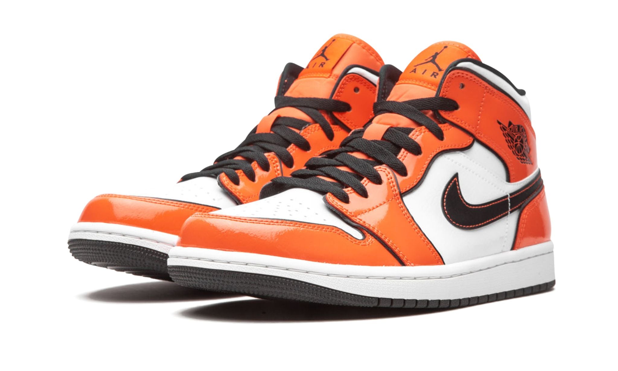 Jordan 1 Mid SE Turf Orange – elölnézet, perforált orr és fűzőrész