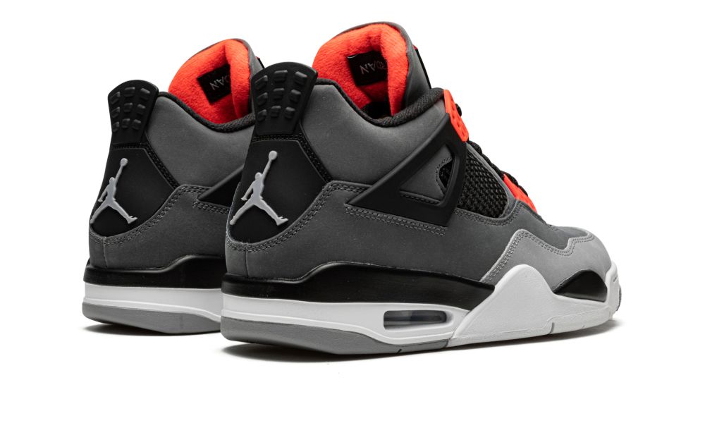 Air Jordan 4 Retro Infrared – hátulnézet, fekete sarokrész és piros Jumpman logó