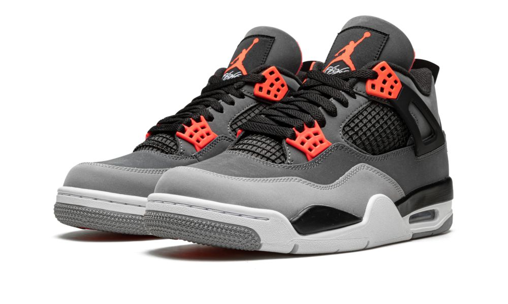 Air Jordan 4 Retro Infrared – elölnézet, perforált felsőrész és technikai háló