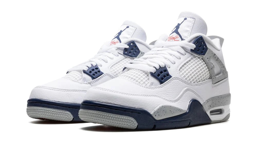 Air Jordan 4 Retro Midnight Navy – elölnézet, perforált felsőrész és fehér/szürke textúra