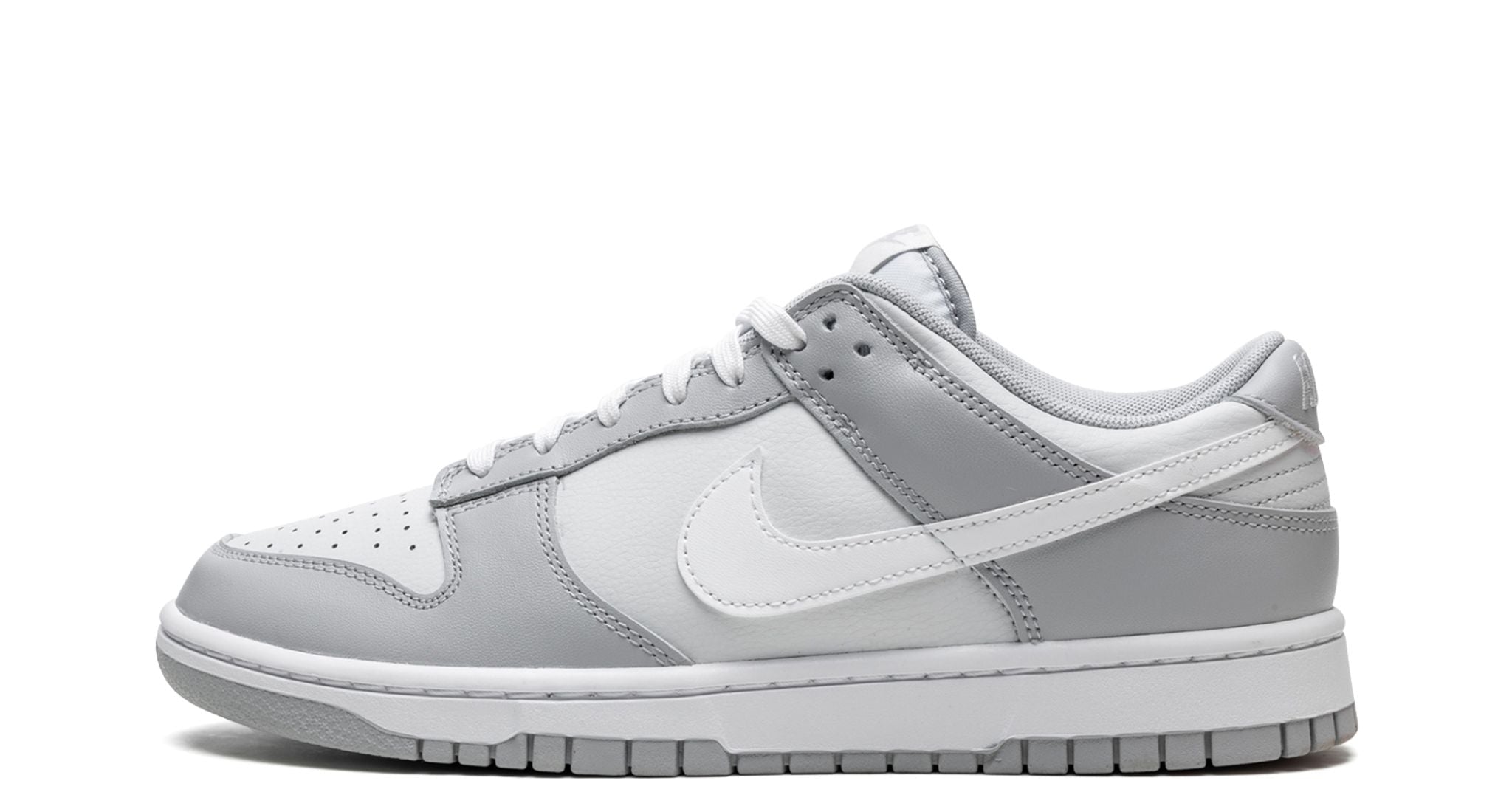 Nike Dunk Low Two Tone Grey – oldalnézet, világosszürke felsőrész és sötétebb szürke overlay