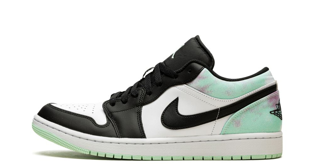 Air Jordan 1 Low SE “Tie-Dye” – oldalnézet, fehér bőr és fekete overlay-ek