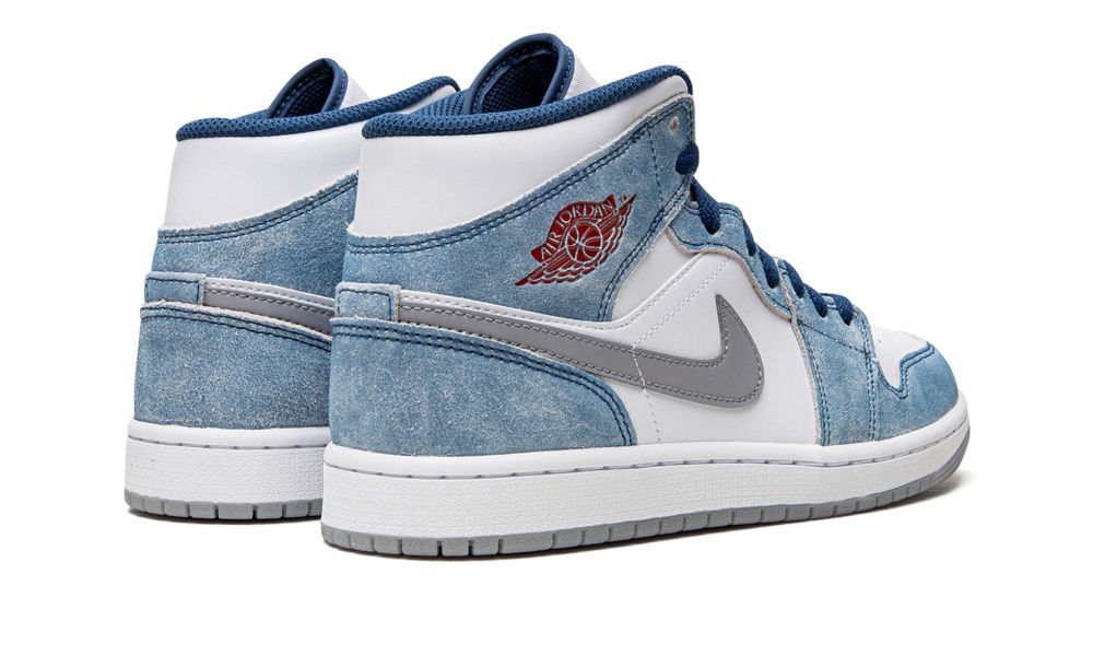 Air Jordan 1 Mid “French Blue / Fire Red” – hátulnézet, sarokrész és világoskék suede részlet