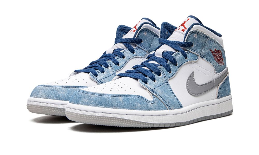 Air Jordan 1 Mid “French Blue / Fire Red” – elölnézet, perforált toebox és piros Jumpman részlet