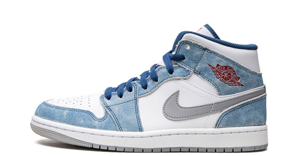 Air Jordan 1 Mid “French Blue / Fire Red” – oldalnézet, fehér bőr alap és világoskék overlay