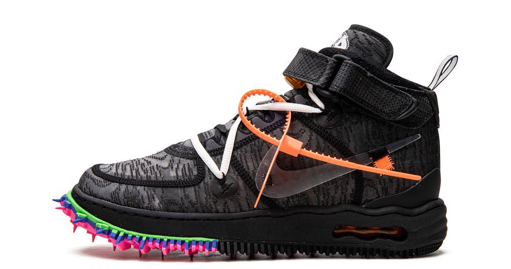 Off-White × Nike Air Force 1 Mid Black – oldalnézet, fekete hálós felsőrész és átlátszó Swoosh