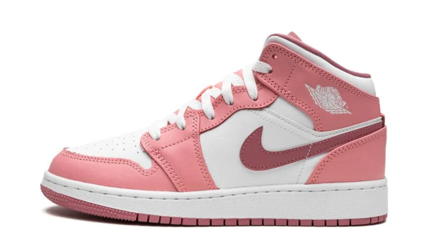 Air Jordan 1 Mid Valentine’s Day 2023 – oldalnézet, fehér bőr és rózsaszín overlay