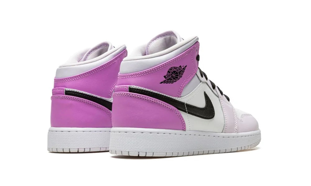 Air Jordan 1 Mid Barely Grape – hátulnézet, sarokrész lila és Rush Fuchsia részlet