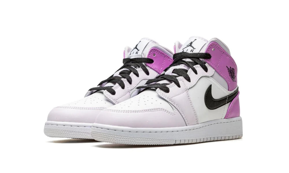 Air Jordan 1 Mid Barely Grape – elölnézet, perforált toebox és fukszia részletek