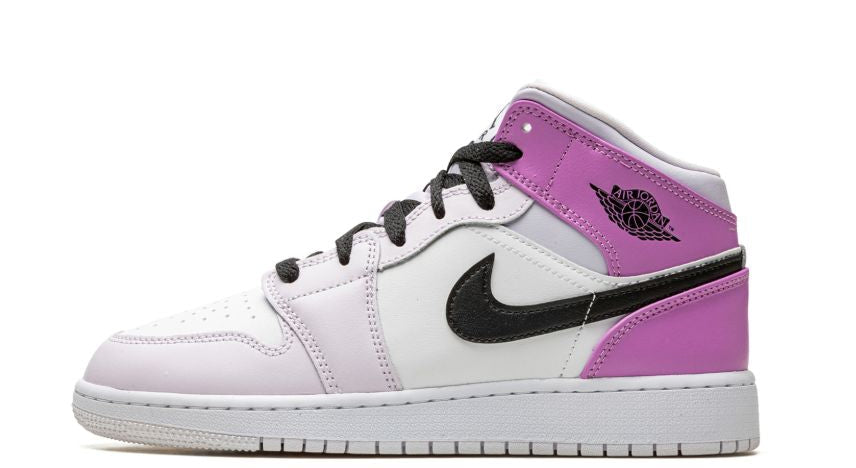 Air Jordan 1 Mid Barely Grape – oldalnézet, fehér bőr és lila overlay-ek
