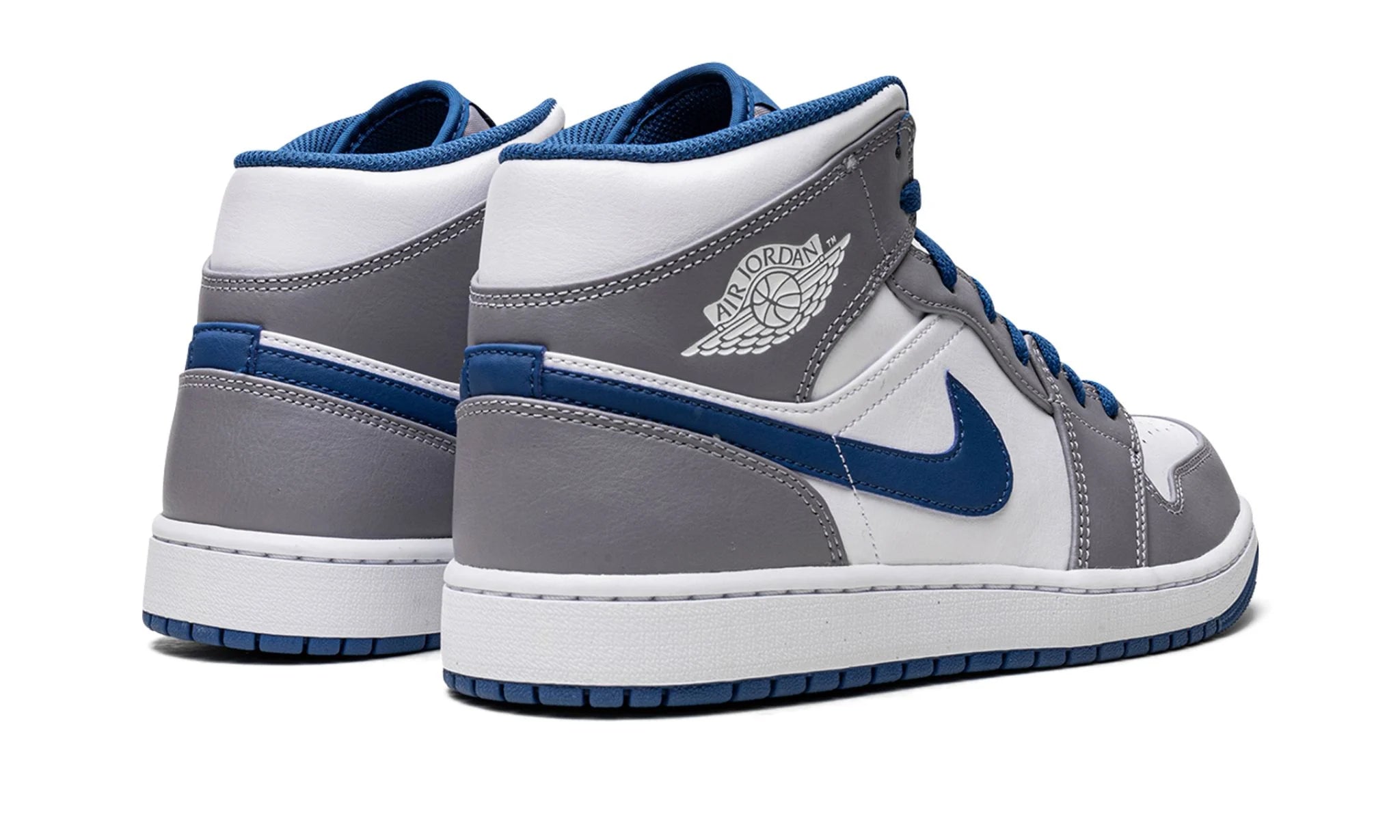 Air Jordan 1 Mid True Blue – hátulnézet, True Blue sarokrész és fehér Wings logó