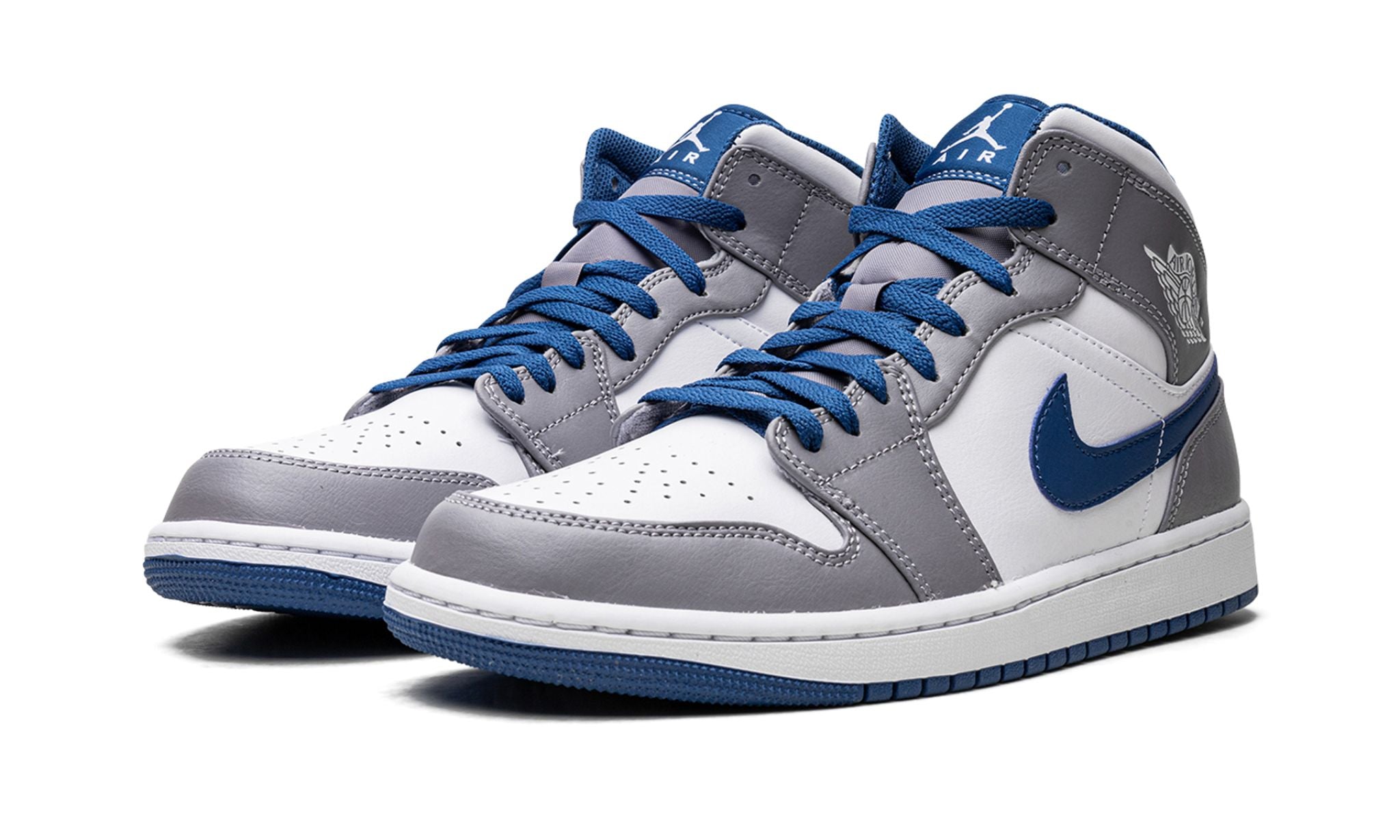 Air Jordan 1 Mid True Blue – elölnézet, perforált toebox és True Blue részletek