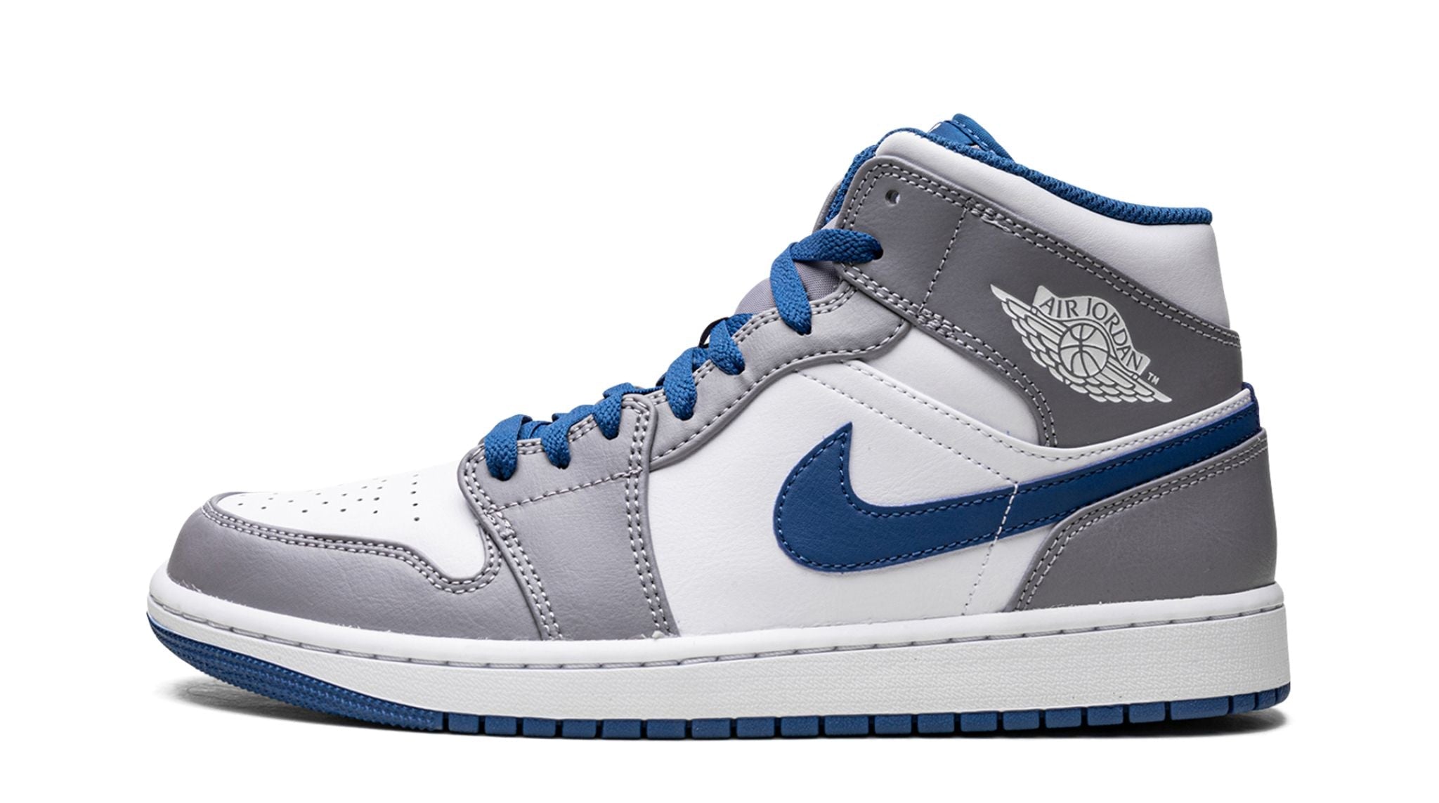 Air Jordan 1 Mid True Blue – oldalnézet, fehér bőr és Cement Grey overlay-ek