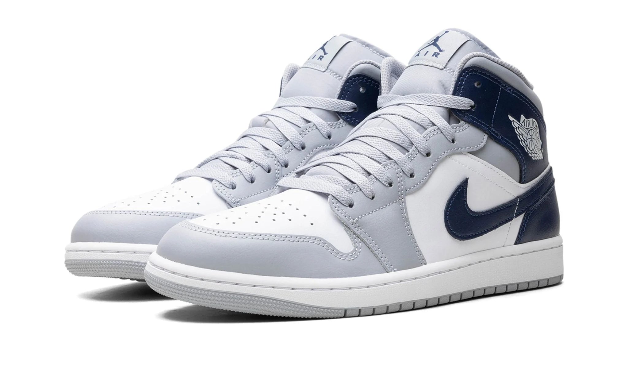 Jordan 1 Mid Wolf Grey Midnight Navy – elölnézet, perforált orr és fűzőrész