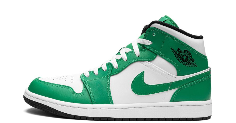 Air Jordan 1 Mid Lucky Green – oldalnézet, fehér alapszín és zöld overlay