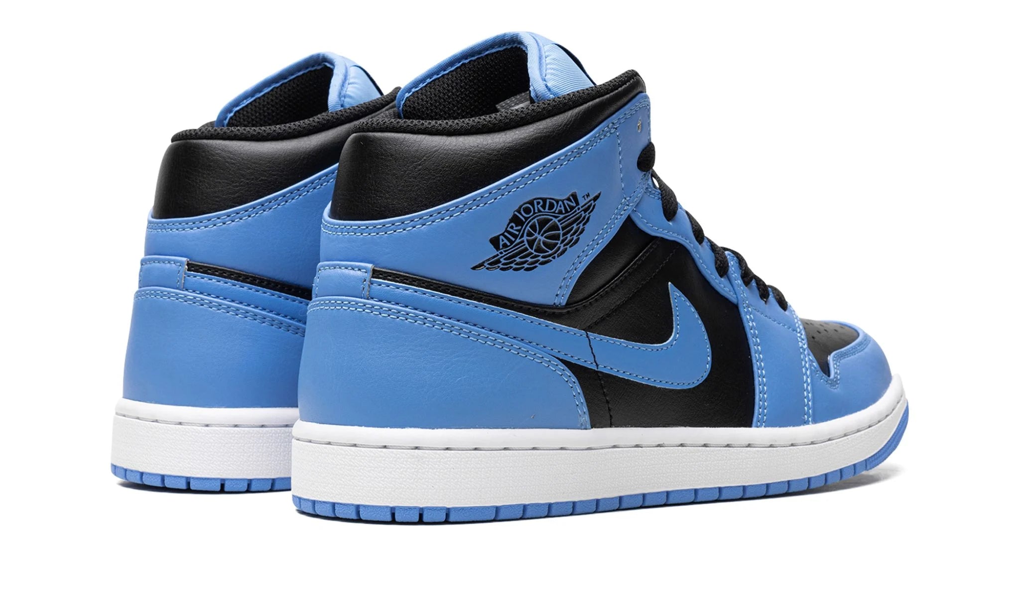 Jordan 1 Mid University Blue Black – hátulnézet, sarokrész és Wings logó