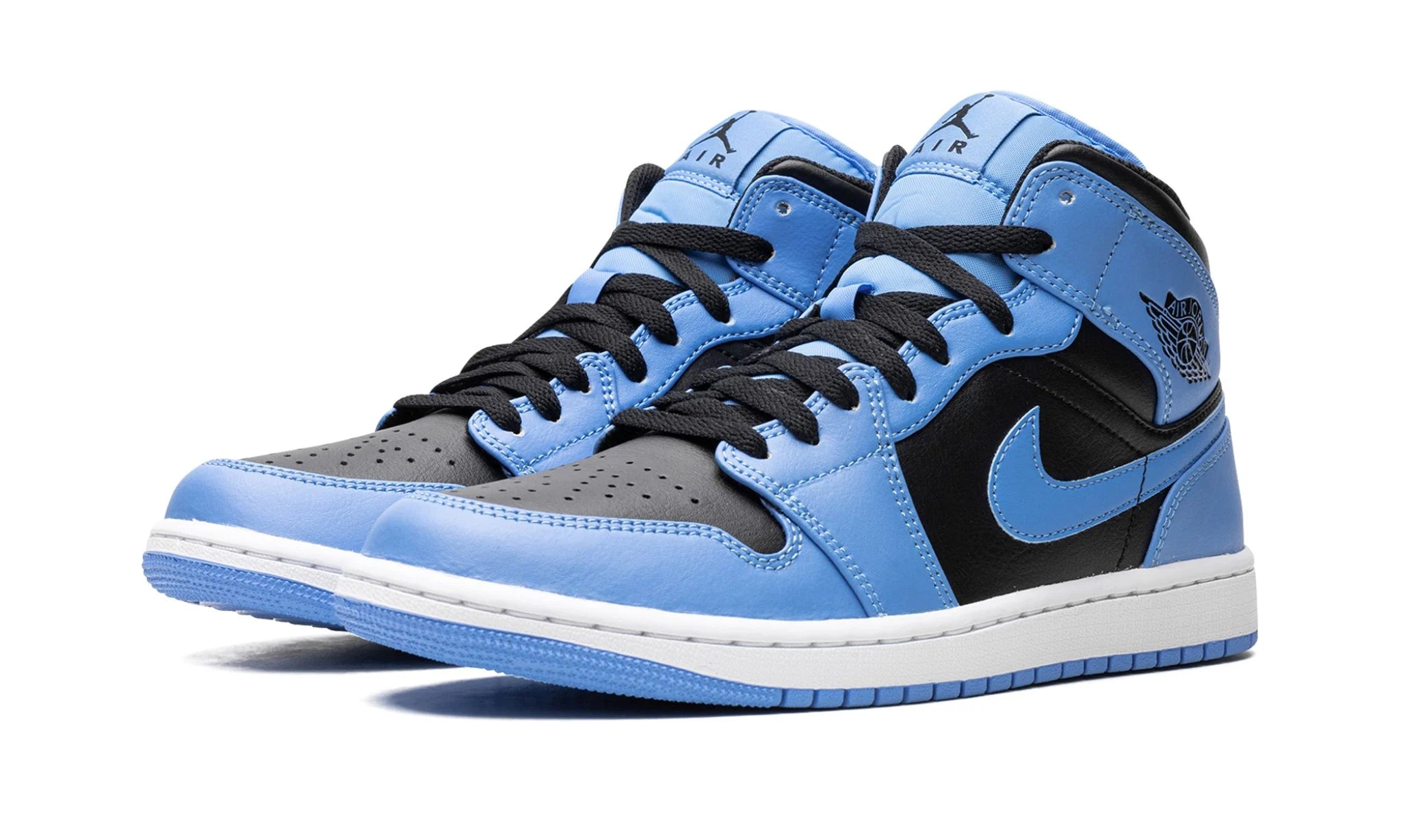Jordan 1 Mid University Blue Black – elölnézet, perforált orr rész